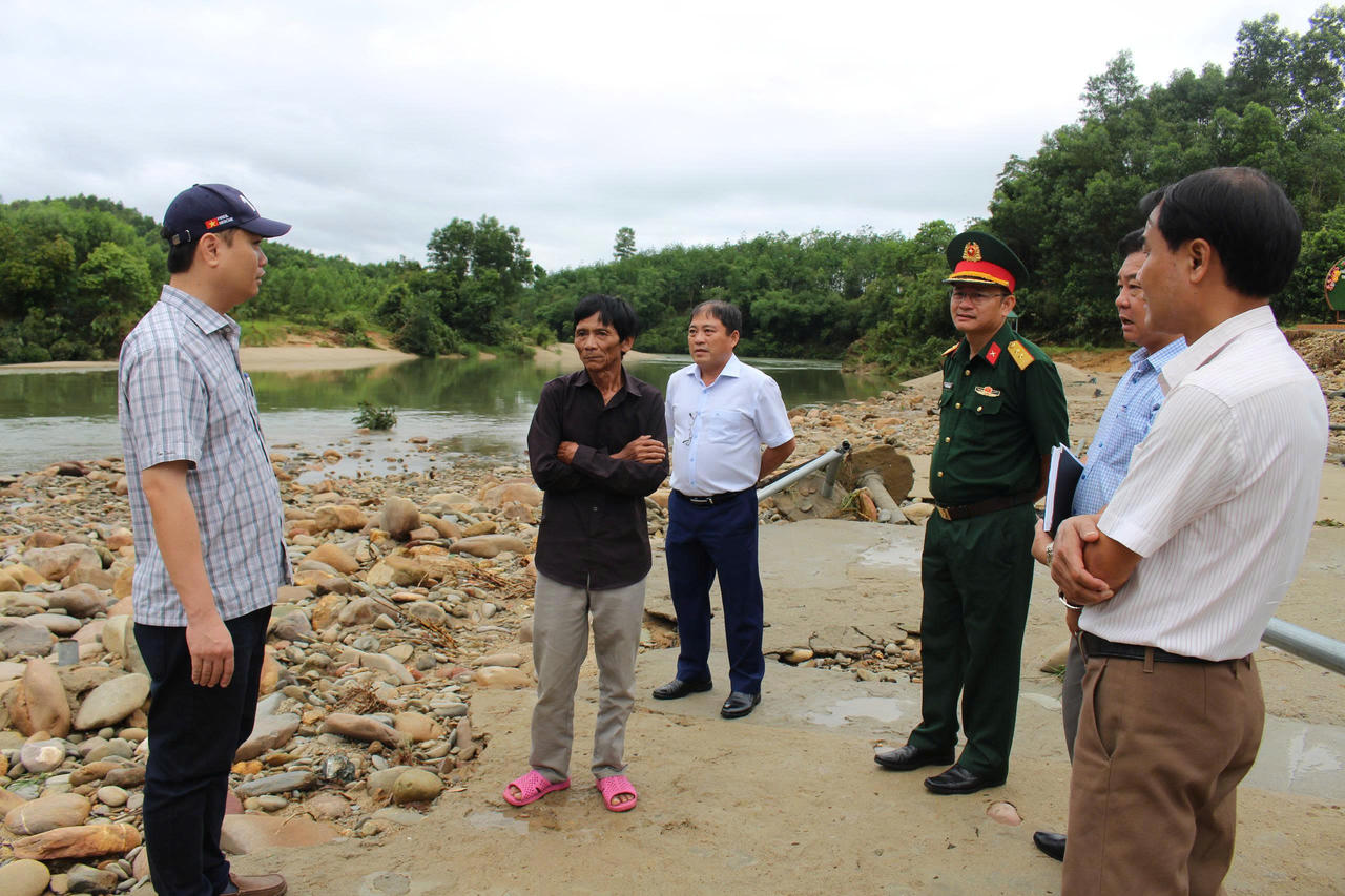 Mưa lũ bất ngờ cuốn trôi hàng loạt lán trại du lịch tại thượng nguồn sông Ô Lâu