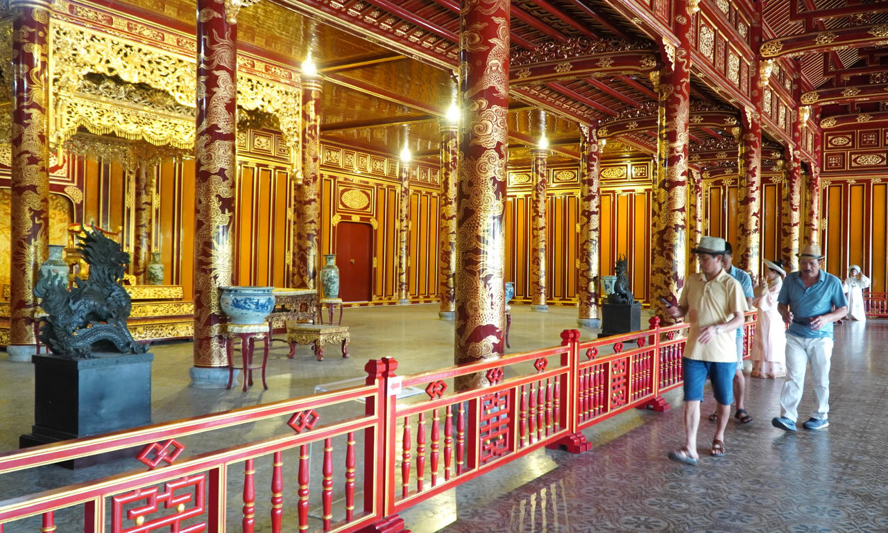 Lãnh đạo thành phố Huế kiểm tra công tác bảo tồn sau vụ ngai vàng bị hư hại