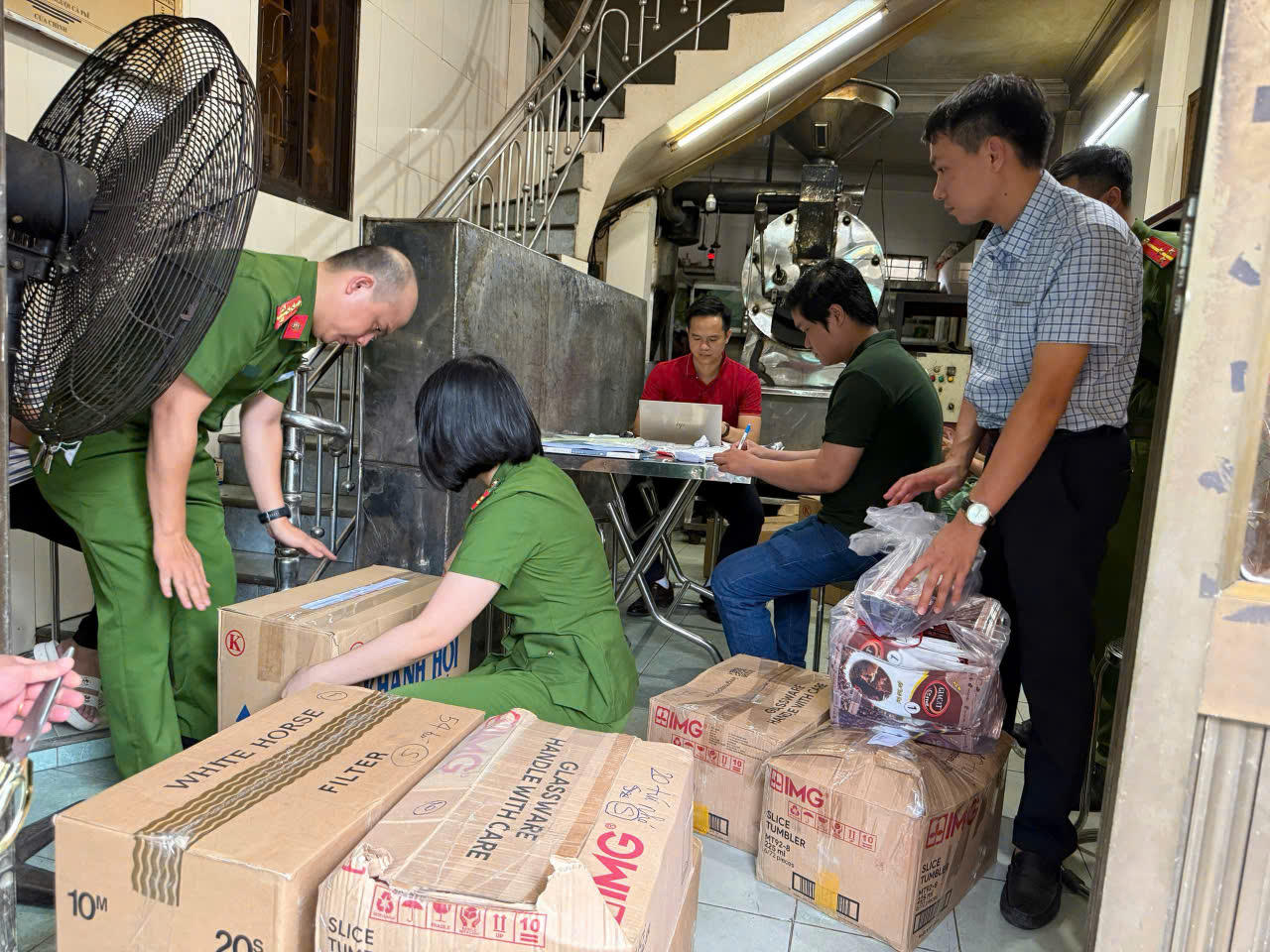 Biến bắp, đậu nành thành cà phê: Một phụ nữ ở Huế bị khởi tố