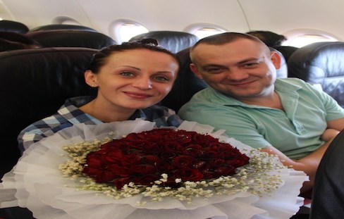 Đi máy bay bất ngờ được tặng nhẫn… kim cương