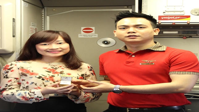 Đi máy bay bất ngờ được tặng nhẫn… kim cương