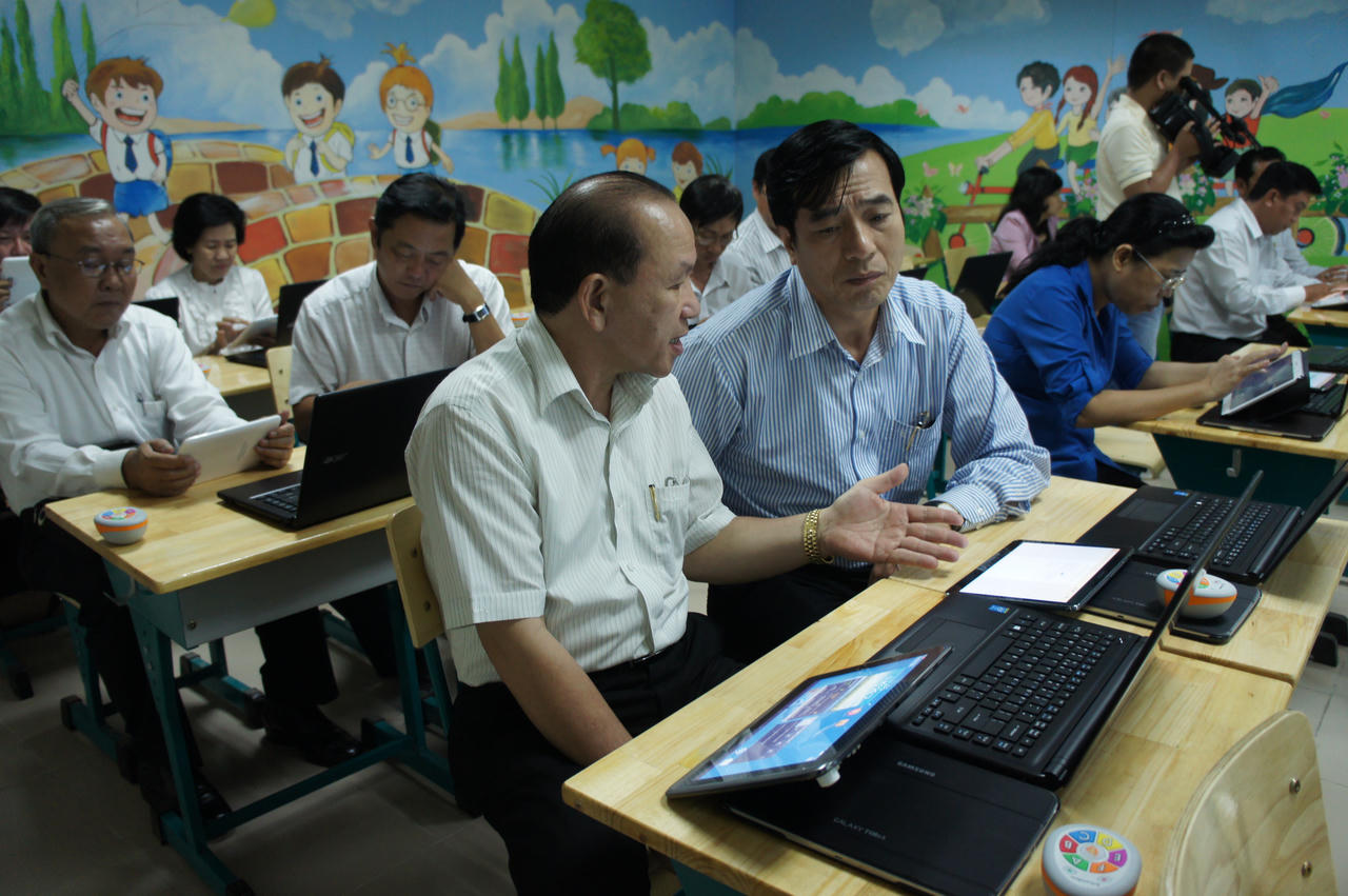 Học sinh tiểu học sắp thoát cảnh “còng lưng” vác sách giáo khoa 