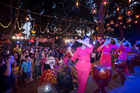 Cốm sữa vỉa hè thơm bước chân vui trung thu phố cổ