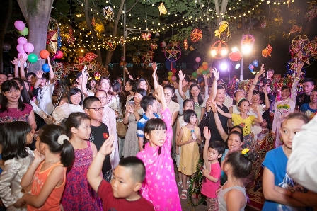 Cốm sữa vỉa hè thơm bước chân vui trung thu phố cổ