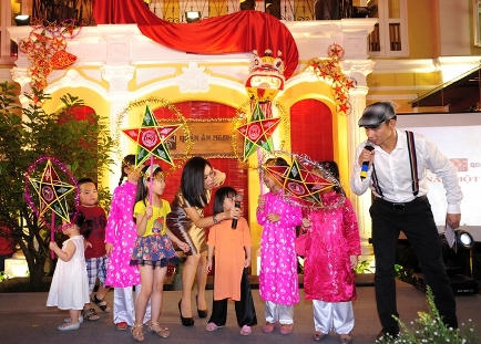 Cốm sữa vỉa hè thơm bước chân vui trung thu phố cổ