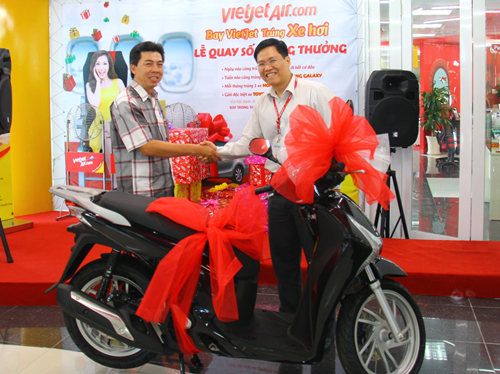 Tranh cãi nảy lửa vụ “bay Vietjet, trúng xe hơi”, luật sư nói gì?