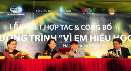 Ra mắt chương trình khuyến học 10 năm “Vì em hiếu học”