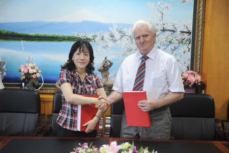 Nữ Viện sĩ Việt Nam đầu tiên nhận danh hiệu Viện sĩ xuất sắc nhất IASS và ngôi sao Vernadski