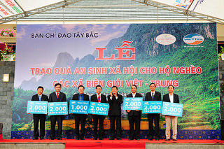 Chủ tịch nước trao quà an sinh xã hội cho hộ nghèo các xã biên giới Việt- Trung