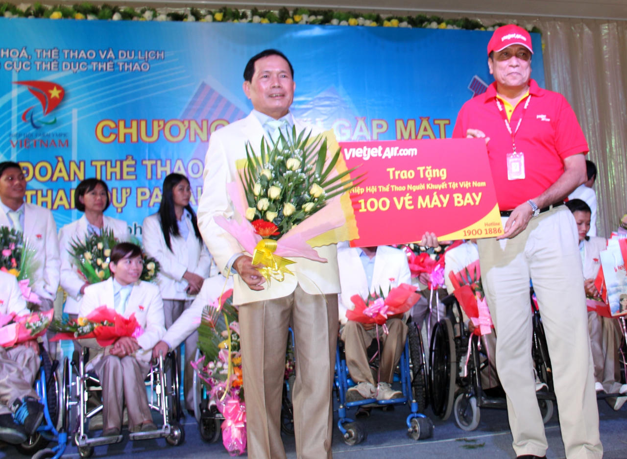 Phục vụ hành khách khuyết tật: Trăm cái khó “bó” hãng hàng không