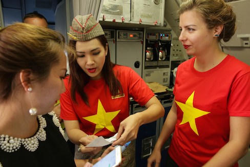 Mừng ngày thống nhất, tiếp viên Vietjet mặc trang phục cờ đỏ sao vàng