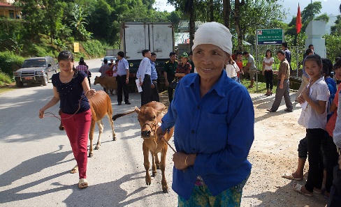 Viettel tặng trạm xá và bò giống giúp dân xã nghèo nhất Việt Nam