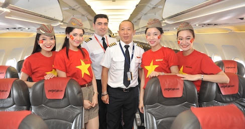 Nhân viên Vietjet mặc đồng phục cờ đỏ sao vàng chào mừng Quốc khánh