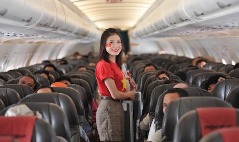 Nhân viên Vietjet mặc đồng phục cờ đỏ sao vàng chào mừng Quốc khánh