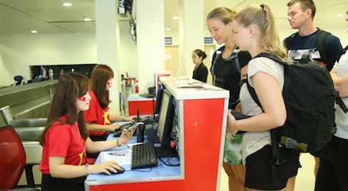 Nhân viên Vietjet mặc đồng phục cờ đỏ sao vàng chào mừng Quốc khánh