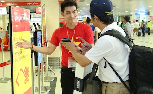 Nhân viên Vietjet mặc đồng phục cờ đỏ sao vàng chào mừng Quốc khánh