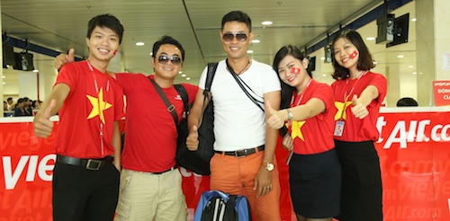 Nhân viên Vietjet mặc đồng phục cờ đỏ sao vàng chào mừng Quốc khánh