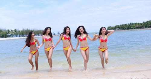 “Bỏng mắt” hình ảnh Hoa Hậu Hoàn Vũ Việt Nam diện Bikini Vietjet