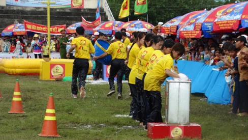 Number 1 xây dựng nhiều cầu treo, cùng người dân vượt khó