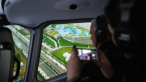 Chủ đầu tư “chịu chơi”, mang trực thăng chở khách hàng đi nhận nhà