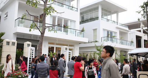 Chủ đầu tư “chịu chơi”, mang trực thăng chở khách hàng đi nhận nhà