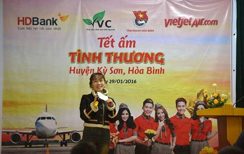 CEO Vietjet đi bộ trong giá rét, mang tết ấm tới người nghèo