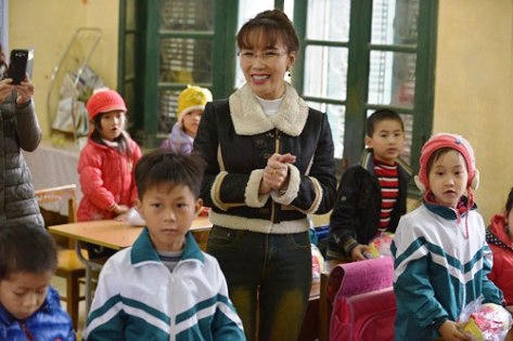 CEO Vietjet đi bộ trong giá rét, mang tết ấm tới người nghèo