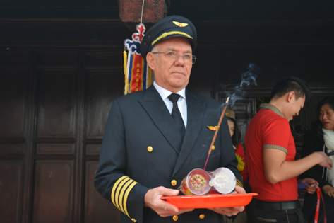 Cơ trưởng Vietjet phóng sinh chim, cá tiễn ông Táo về trời