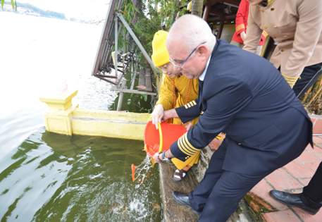 Cơ trưởng Vietjet phóng sinh chim, cá tiễn ông Táo về trời