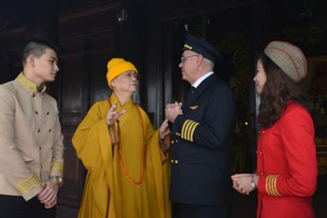 Cơ trưởng Vietjet phóng sinh chim, cá tiễn ông Táo về trời