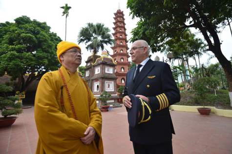 Cơ trưởng Vietjet phóng sinh chim, cá tiễn ông Táo về trời