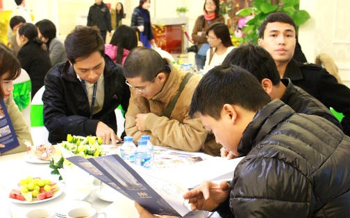 Khách hàng chen chân tìm hiểu dự án “hot” trung tâm quận Hà Đông