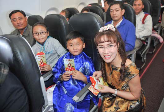 Thần Tài, bà Chúa Xuân và Ceo Vietjet chúc tết trên chuyến bay đầu năm