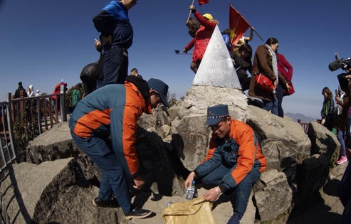 “Tazan” đu dây nhặt rác quanh đỉnh Fansipan