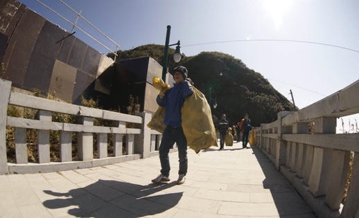 “Tazan” đu dây nhặt rác quanh đỉnh Fansipan