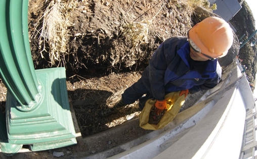 “Tazan” đu dây nhặt rác quanh đỉnh Fansipan