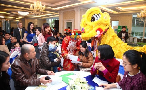 Khách mua nhà phấn khởi nhận lộc vàng từ FLC