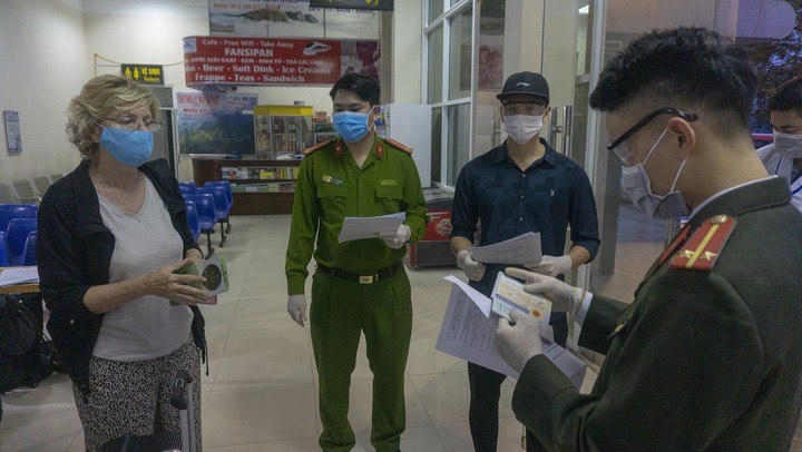 Lào Cai triển khai quy định đeo khẩu trang tại nơi công cộng