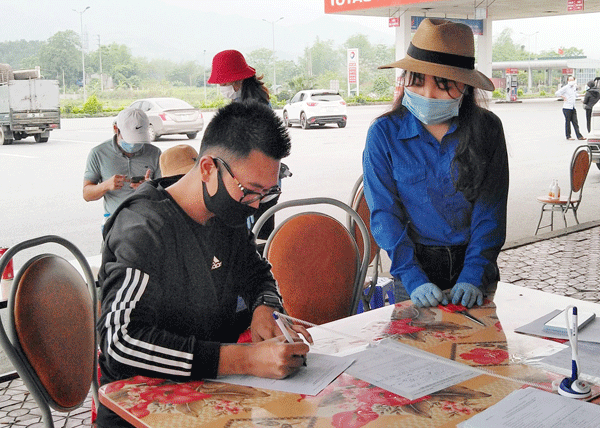 Hơn 28.500 lượt người đã được kiểm tra và khai báo y tế tại chốt kiểm soát cao tốc Nội Bài - Lào Cai.
