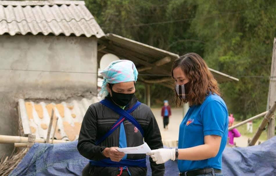 Phụ nữ tỉnh Lai Châu phát miễn phí hơn 18.600 khẩu trang phòng, chống dịch Covid-19.