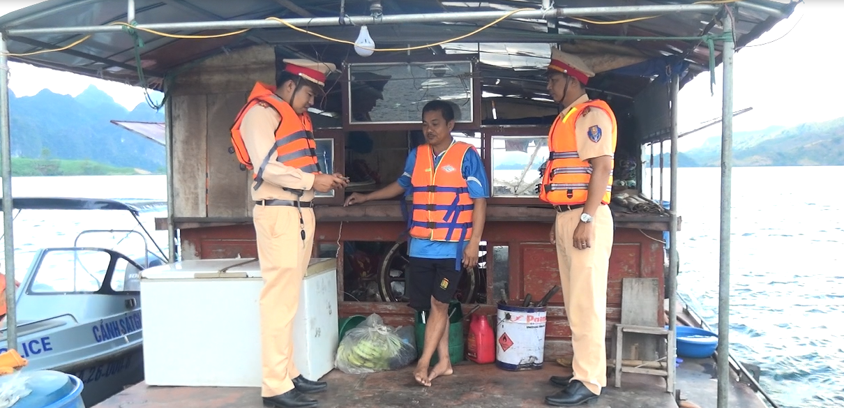 Đảm bảo an toàn giao thông trên vùng lòng hồ sông Đà