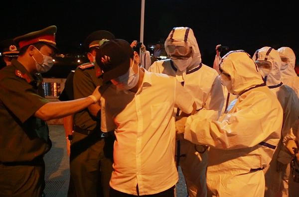 Bàn giao đối tượng nguy hiểm cho Công an Trung Quốc