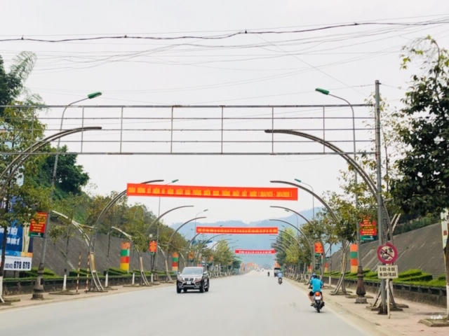 Lào Cai rợp mầu cờ Tổ quốc ngày 30/4