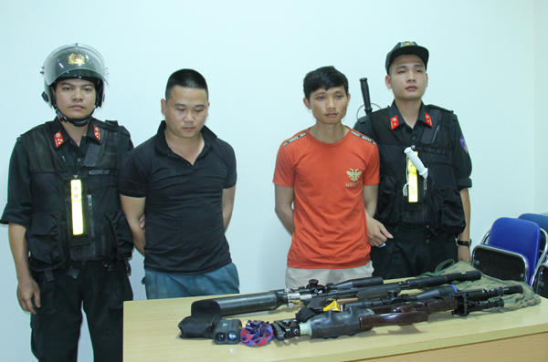 Bắt 2 đối tượng vận chuyển trái phép súng hơi tự chế