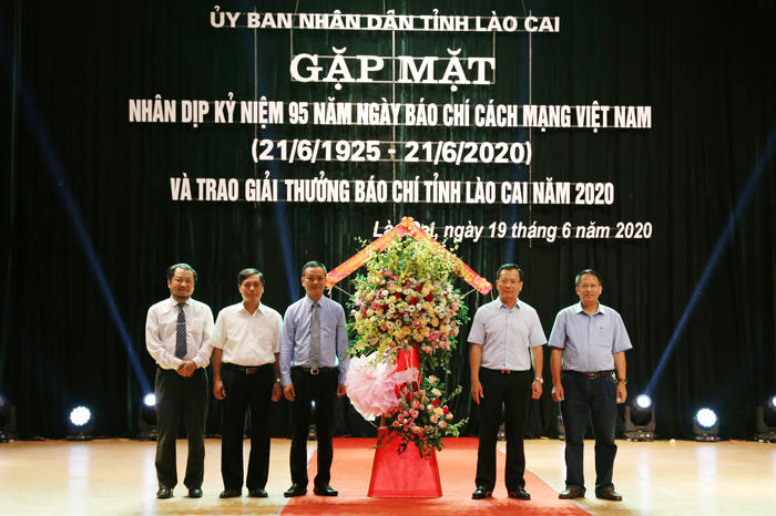 UBND tỉnh Lào Cai gặp mặt các cơ quan báo chí và trao giải thưởng báo chí năm 2020