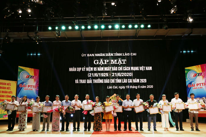 UBND tỉnh Lào Cai gặp mặt các cơ quan báo chí và trao giải thưởng báo chí năm 2020