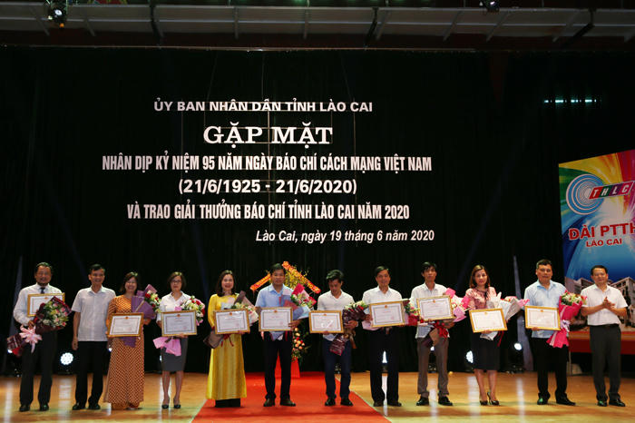 UBND tỉnh Lào Cai gặp mặt các cơ quan báo chí và trao giải thưởng báo chí năm 2020