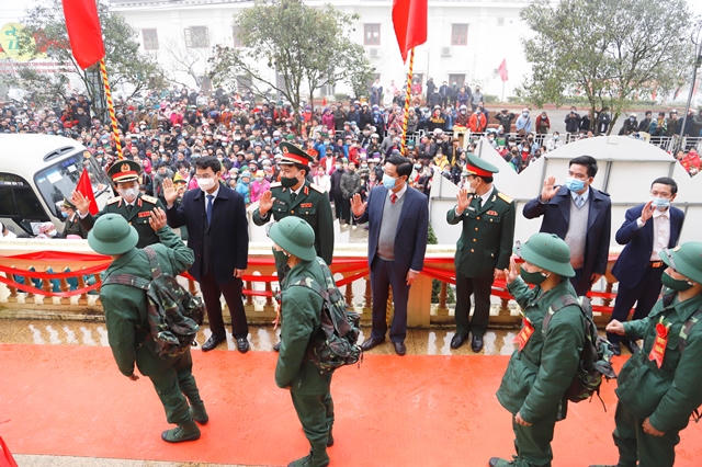 Lao Cai giao 800 tân binh cho các đơn vị nhận quân