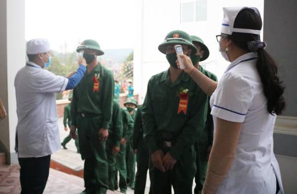 Lao Cai giao 800 tân binh cho các đơn vị nhận quân