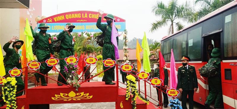 Lao Cai giao 800 tân binh cho các đơn vị nhận quân